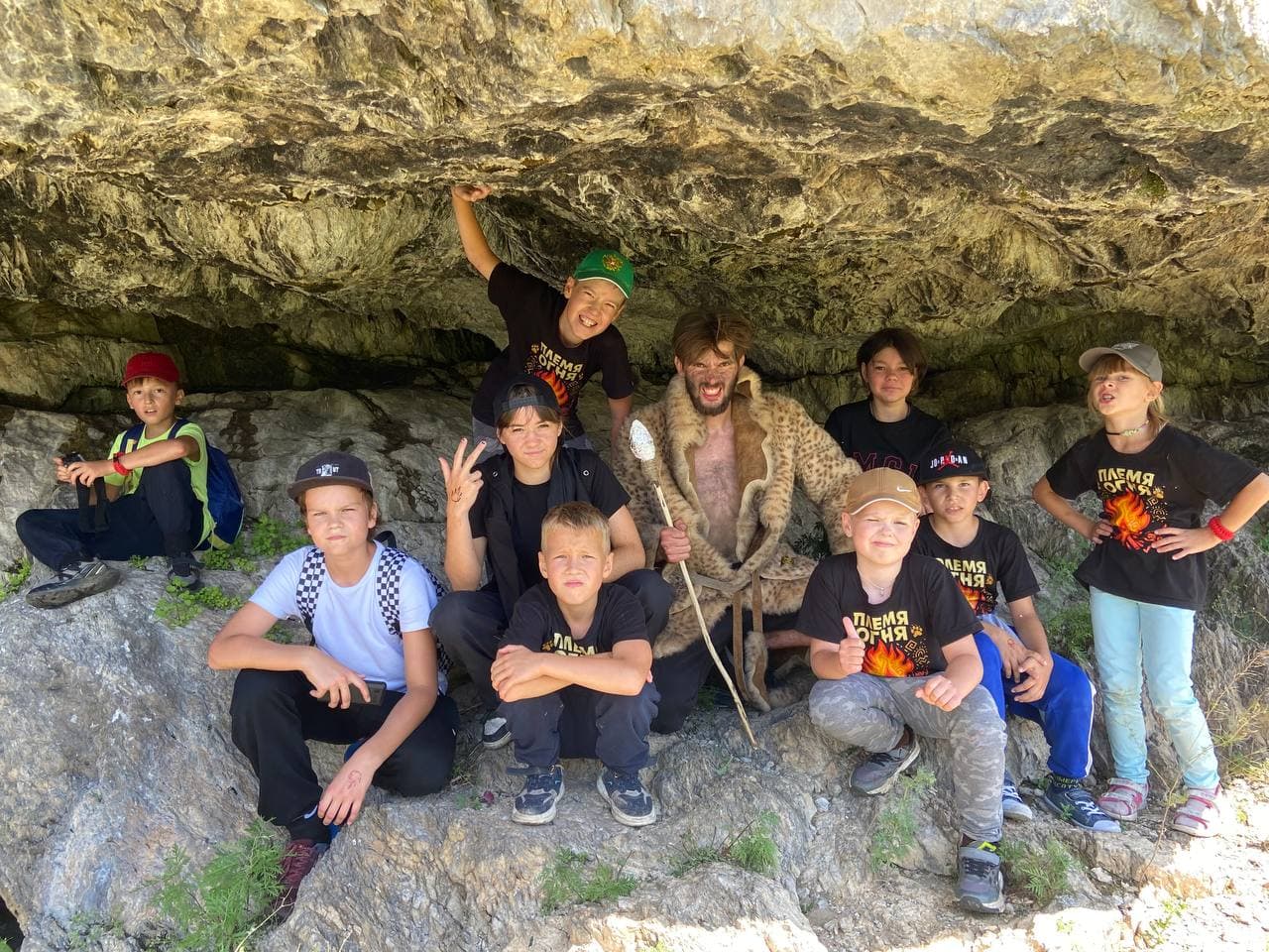 Дети у костра и в лагере Племя Огня