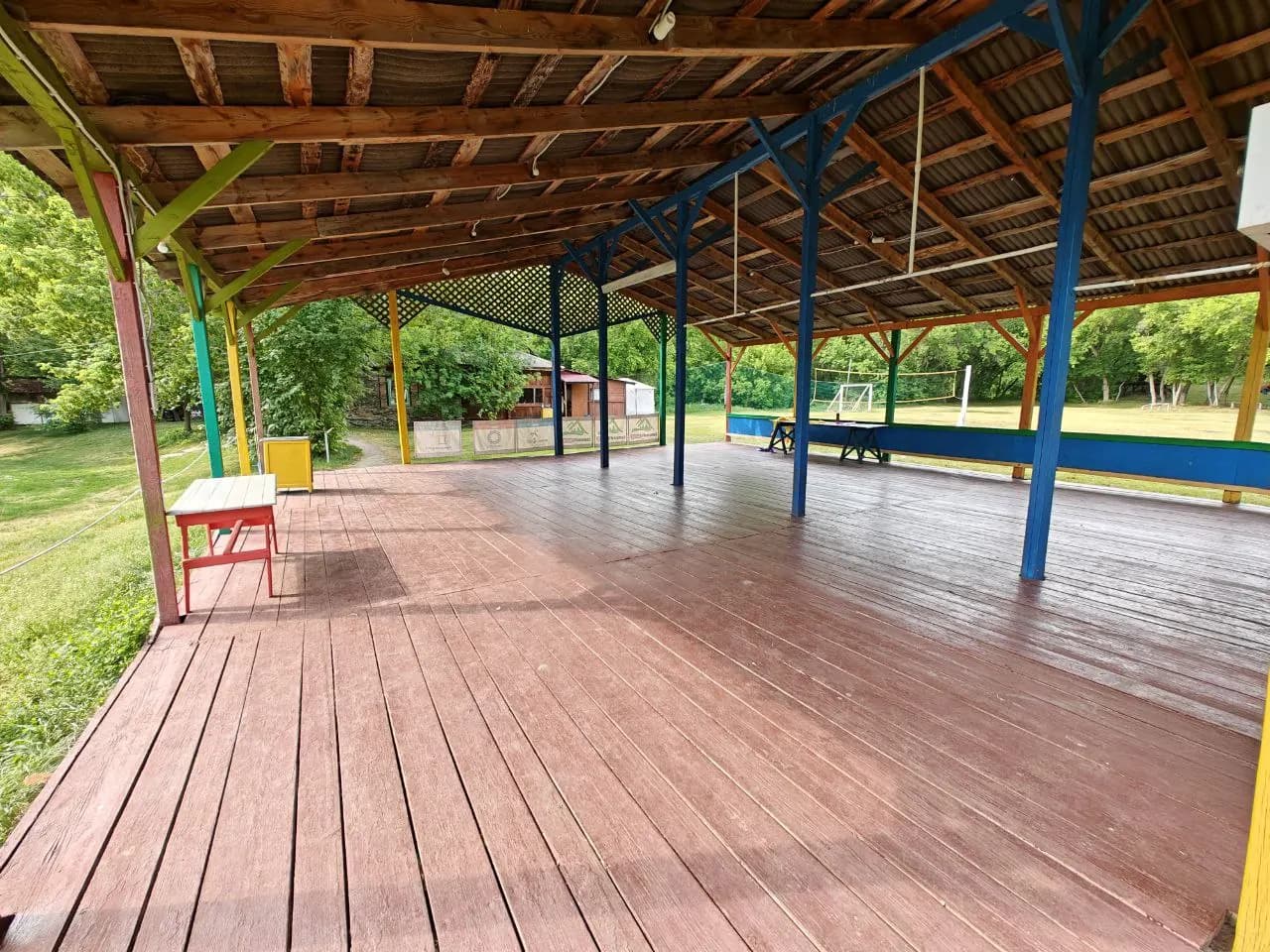 Пространство под навесом лагеря