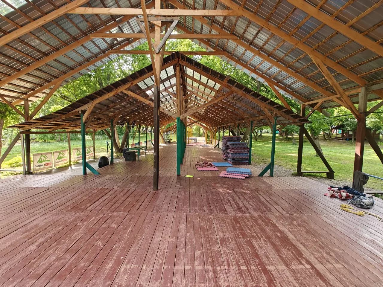 Большой навес на территории базы