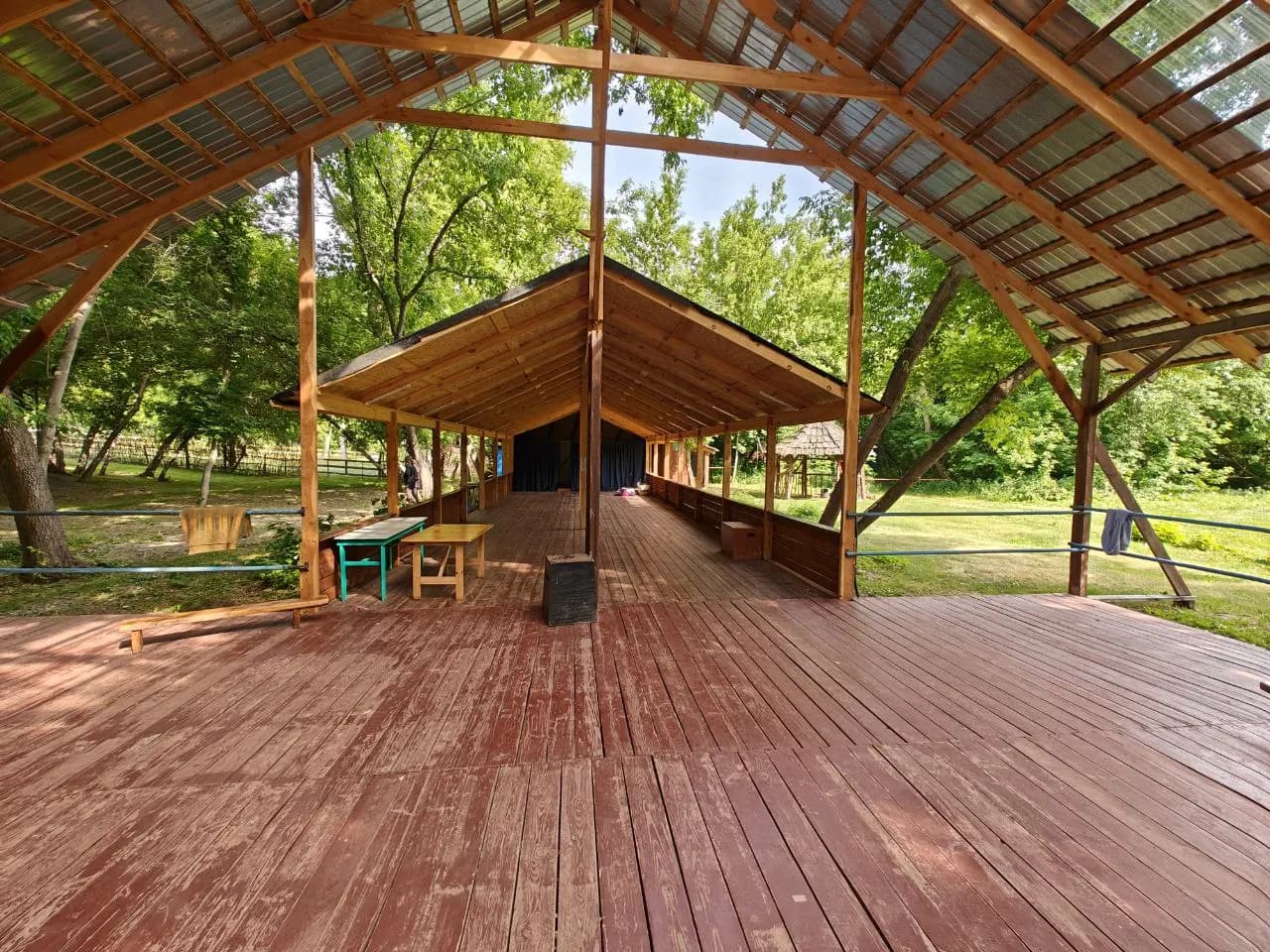 Широкий навес для лагерных занятий