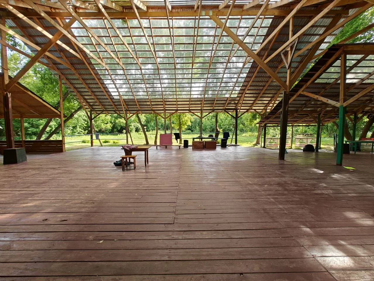 Навес с площадкой для лагеря