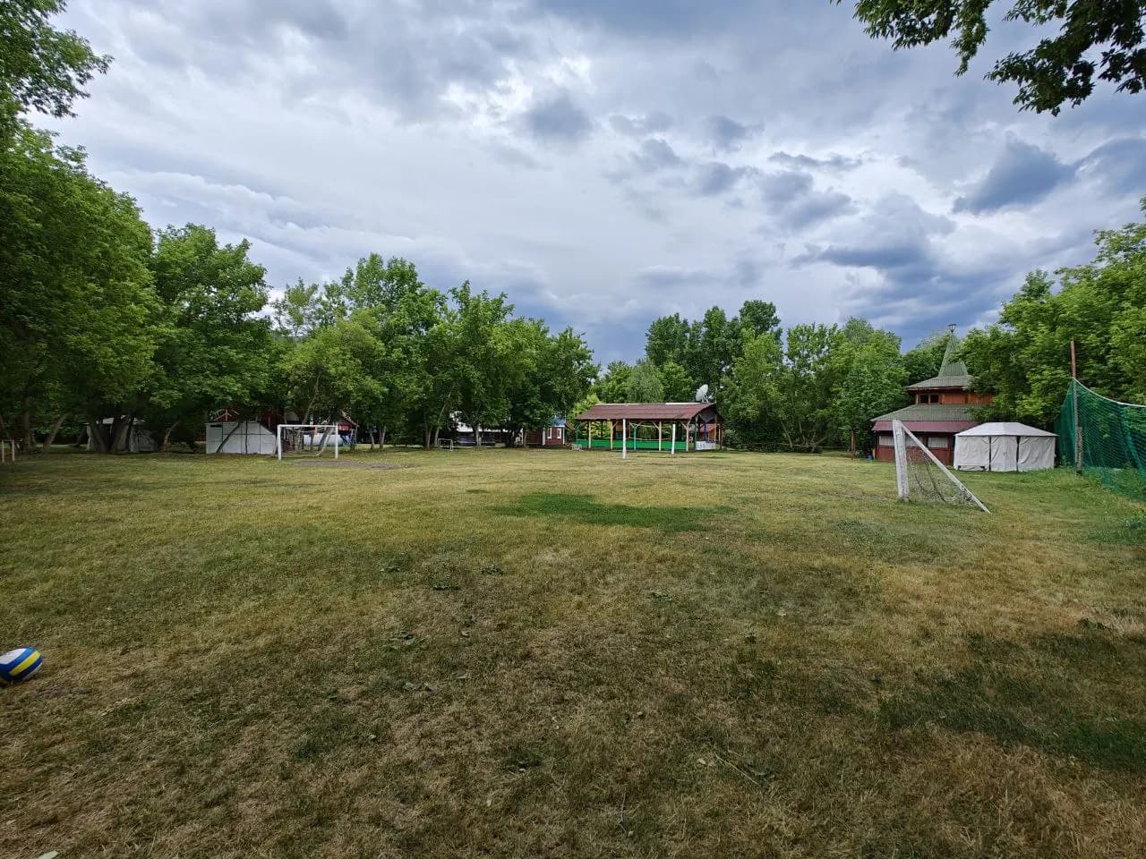 Поле для игр на базе лагеря