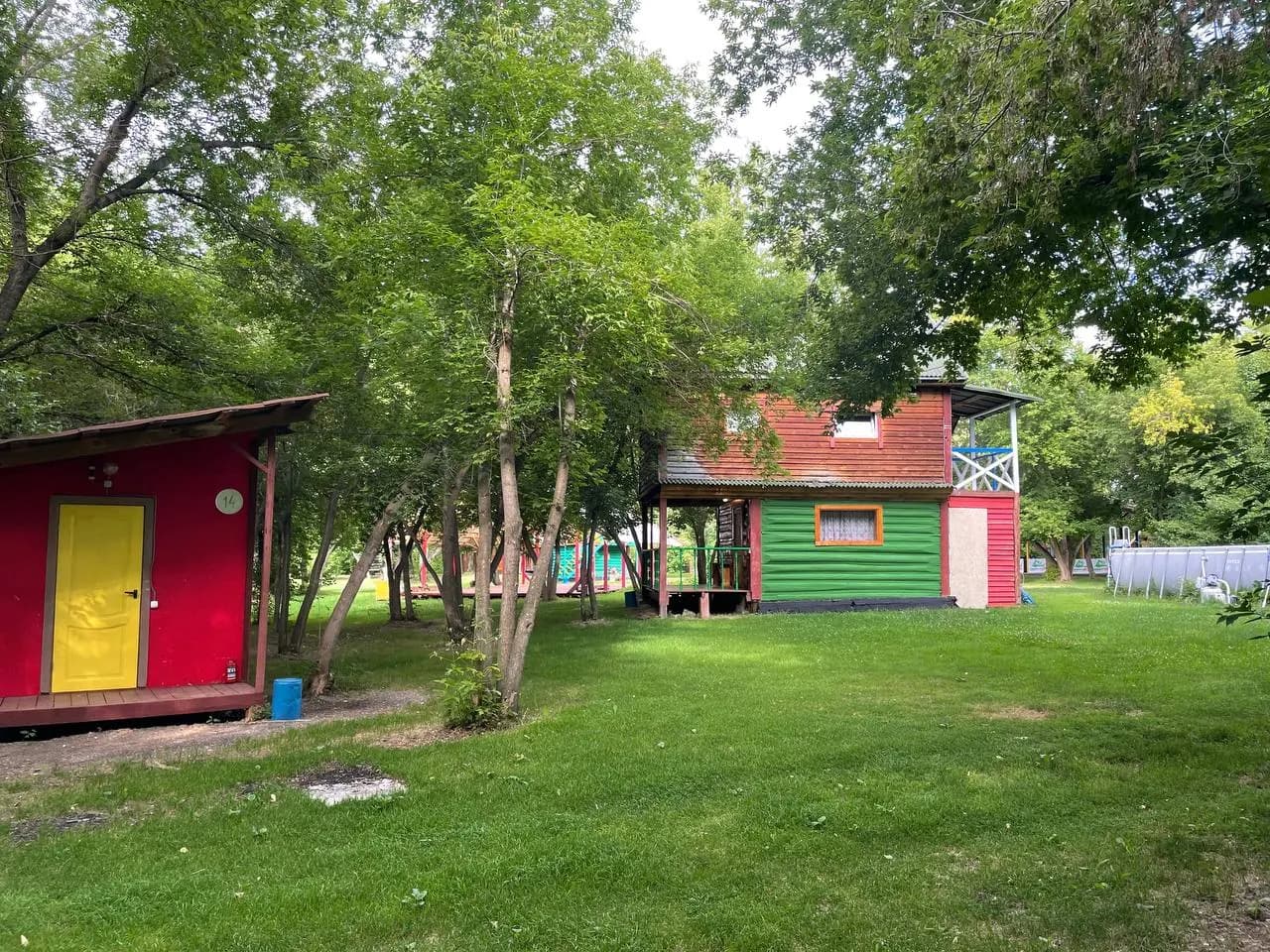 Домики базы на территории лагеря