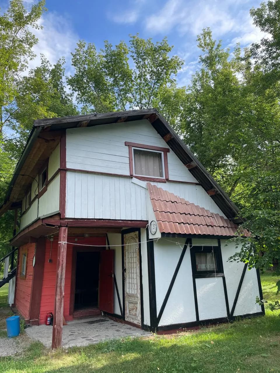 Двухэтажный домик на базе лагеря