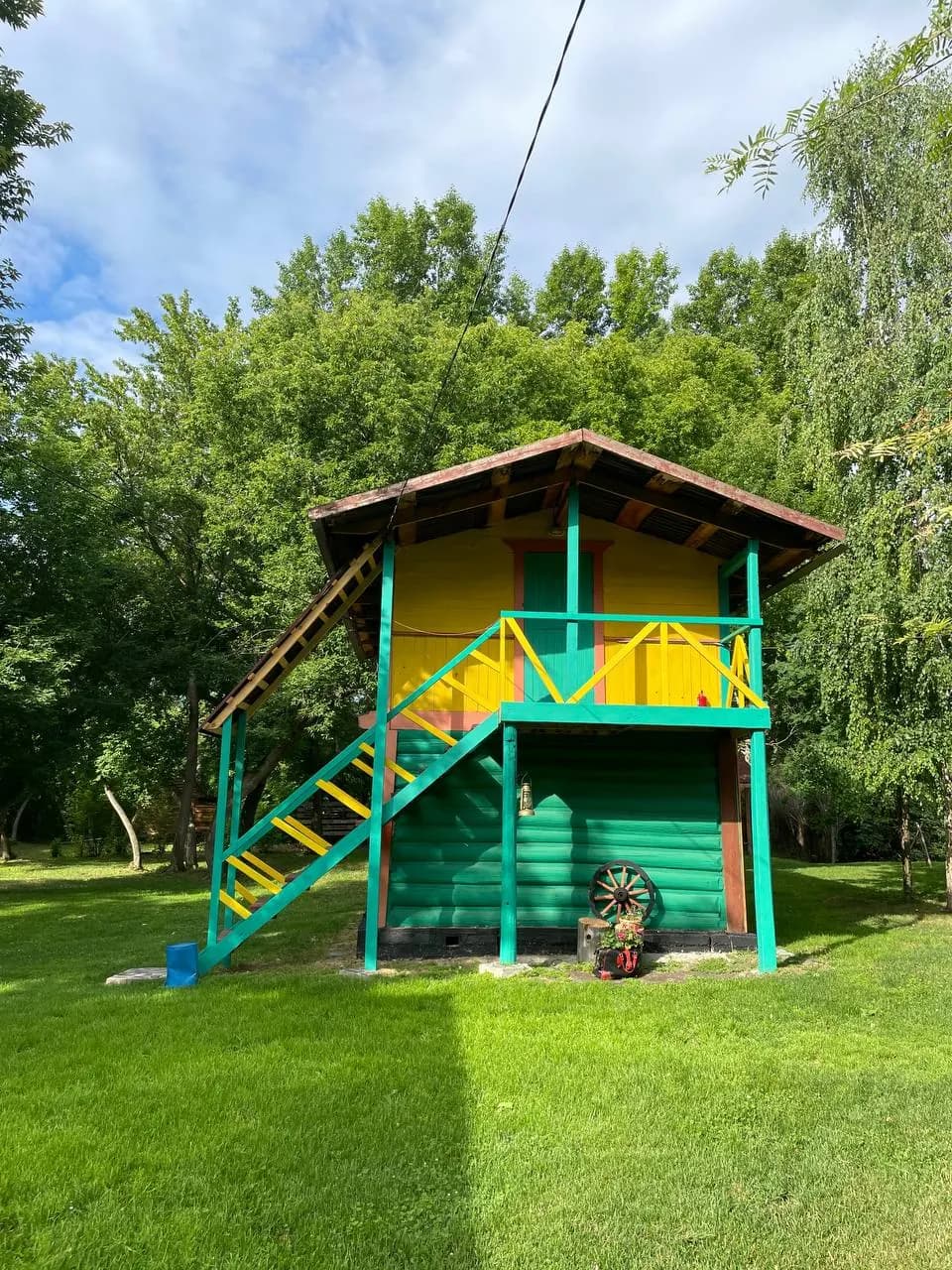 Домик с лестницей на территории базы