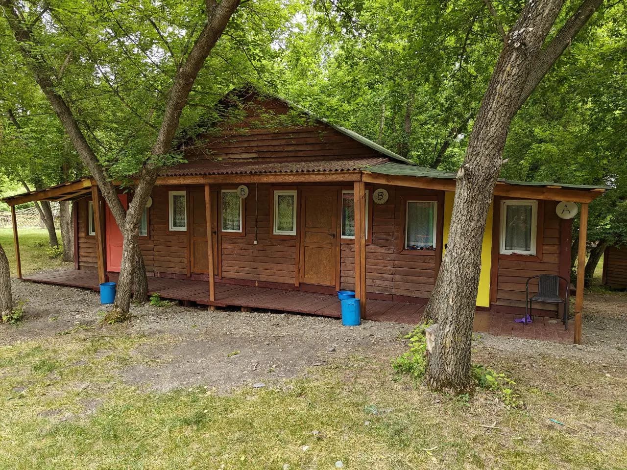 Деревянный домик на базе лагеря