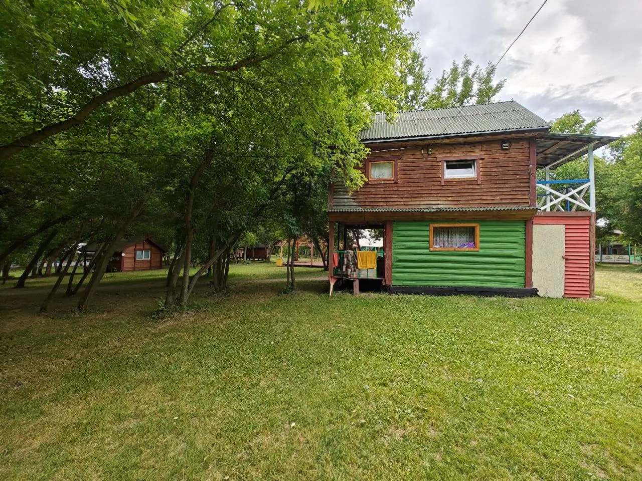 Домики и трава на территории базы