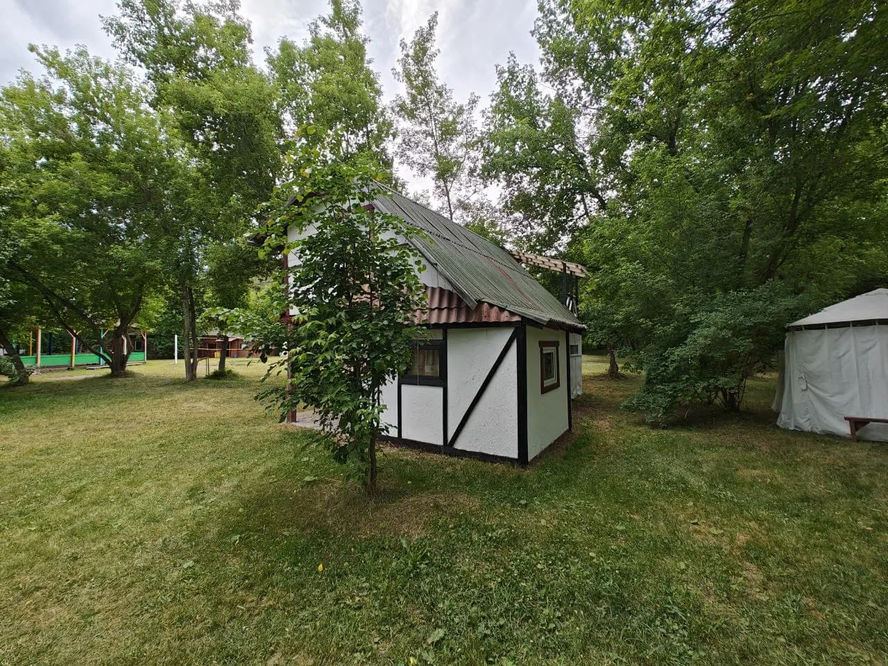 Территория между домиками на базе