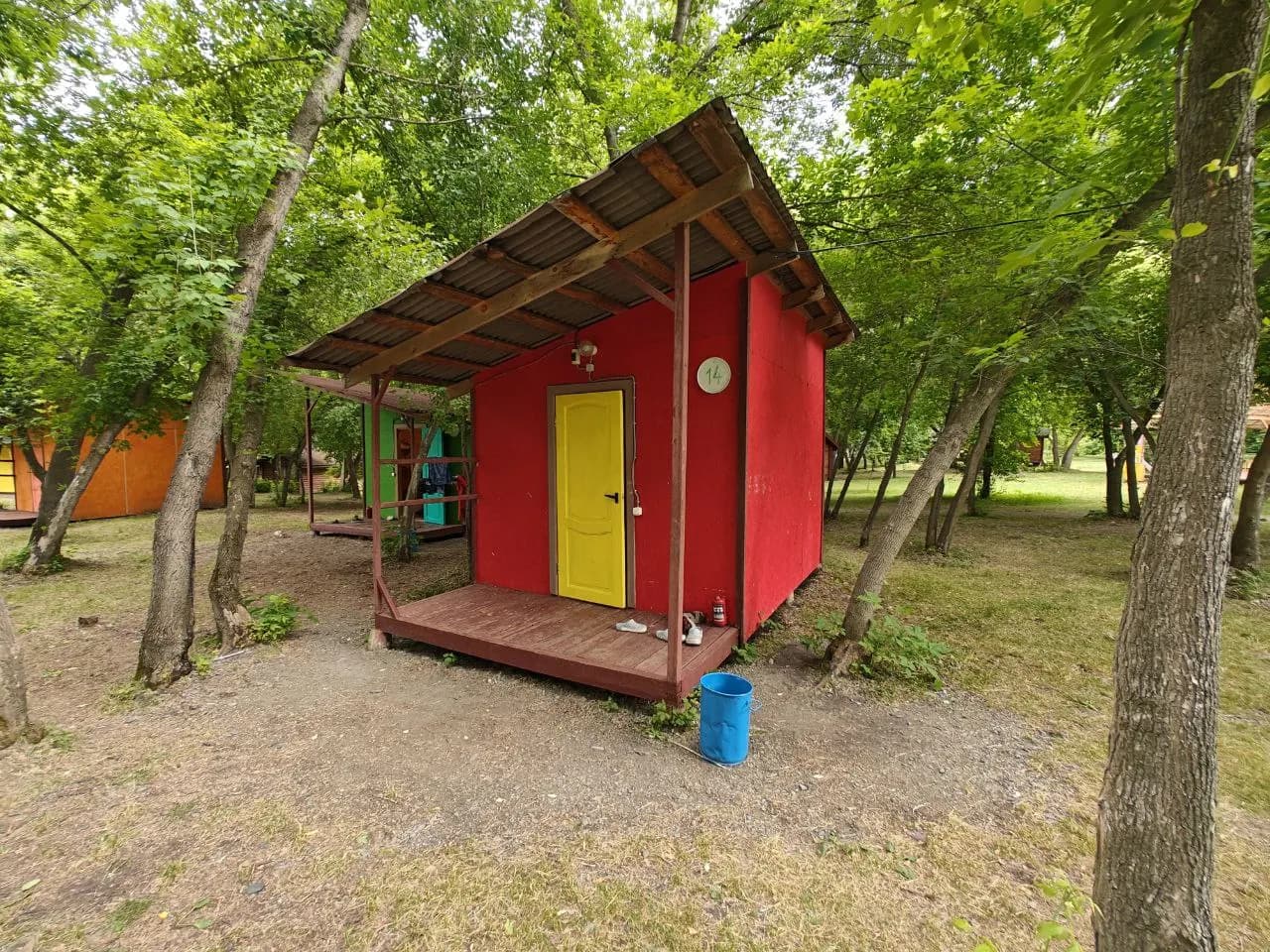 Санитарный домик на территории базы