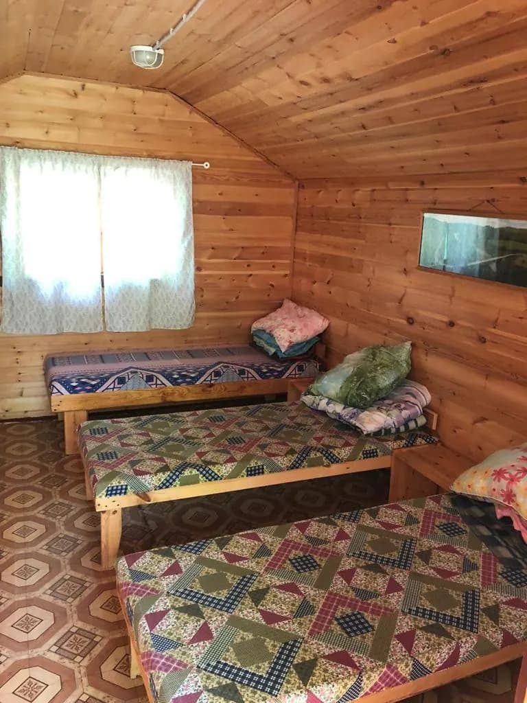 Комната с кроватями в домике лагеря